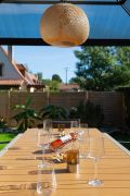 Maison-Fleurie-achtertuin tafel